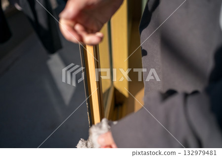 家庭主婦窗戶清潔 132979481