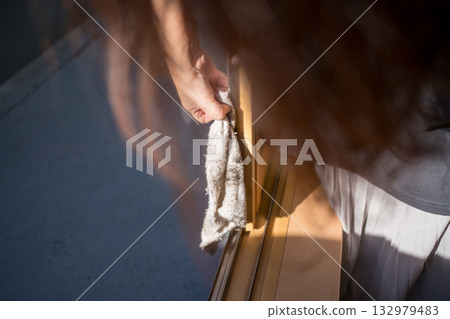 家庭主婦窗戶清潔 家庭主婦窗戶清潔 132979483
