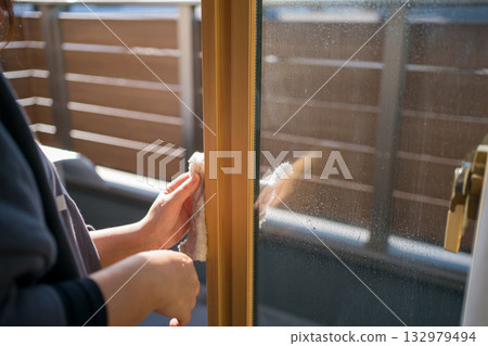 家庭主婦窗戶清潔 132979494