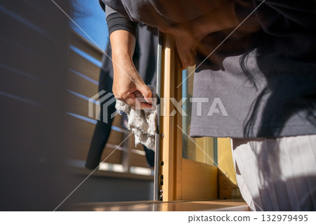 家庭主婦窗戶清潔 132979495