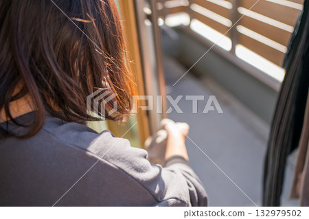 Housewife cleaning windows Housewife cleaning windows 132979502