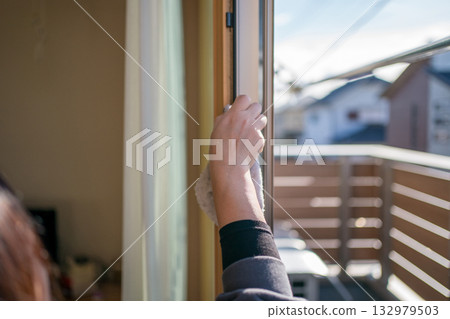 家庭主婦窗戶清潔 132979503