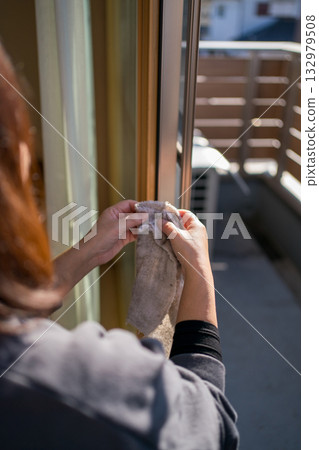 家庭主婦窗戶清潔 132979508