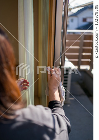 Housewife cleaning windows Housewife cleaning windows 132979509