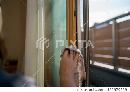 家庭主婦窗戶清潔 132979519