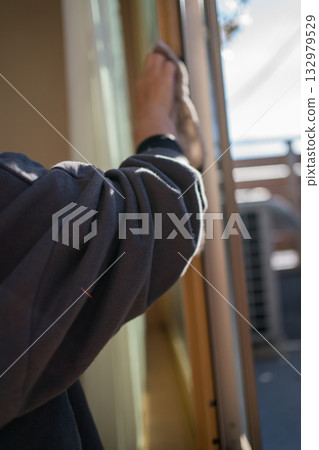 家庭主婦窗戶清潔 132979529