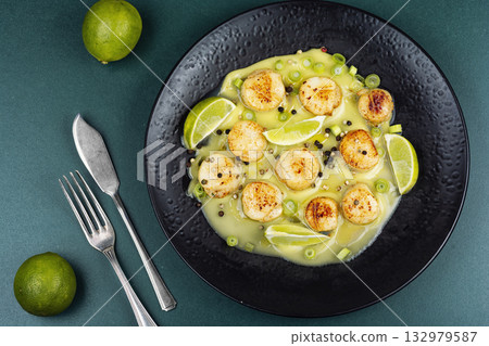 Delicious fried scallops and lime. 132979587