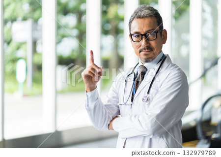 一位中年或老年男性醫師。 132979789