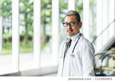 中年及老年男醫生 132980063