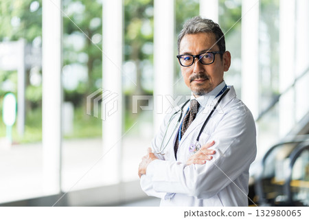 Middle-aged and senior male doctor 132980065
