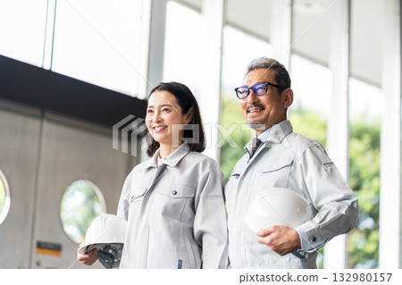 中年及老年男女工地主管。 132980157