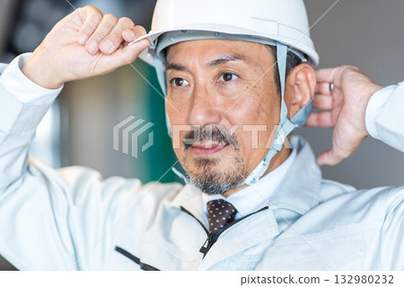 一名中年或資深男性工地主管 132980232