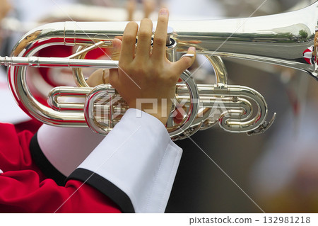 行進樂隊遊行樂器 132981218