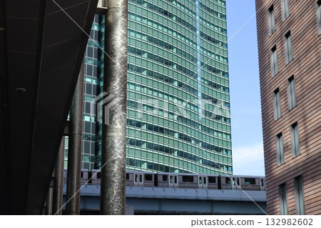 Running through the valley between buildings 132982602