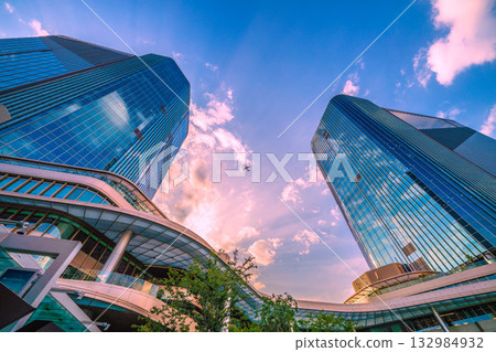 日本東京城市景觀。高輪Gateway站前的高輪Gateway City景觀。天空中的飛機（E2系列） 132984932