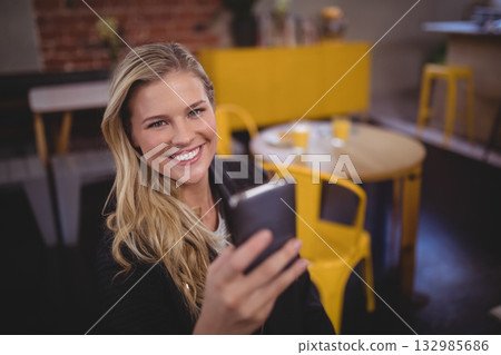 selfie, smartphone, woman 132985686