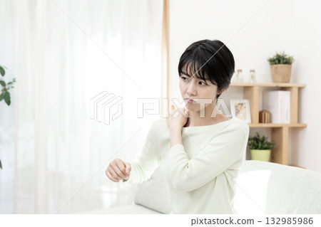 肩膀僵硬的年輕女子 132985986