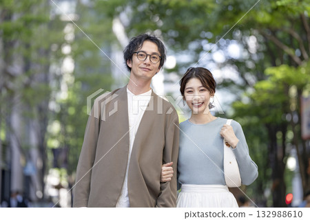 一對三十多歲的男人和女人對著鏡頭微笑 一對三十多歲的男人和女人對著鏡頭微笑 132988610