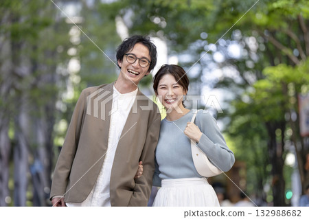 一對三十多歲的男人和女人對著鏡頭微笑 132988682