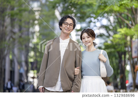 Men and women in their 30s smiling at the camera 132988696