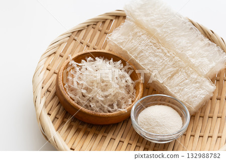 瓊脂的種類：塊狀瓊脂、絲狀瓊脂、粉狀瓊脂 132988782