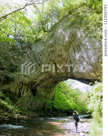 一名男子正在拍攝大尺峽的大橋(廣島縣莊原市) 一名男子正在拍攝大尺峽的大橋(廣島縣莊原市) 132988793