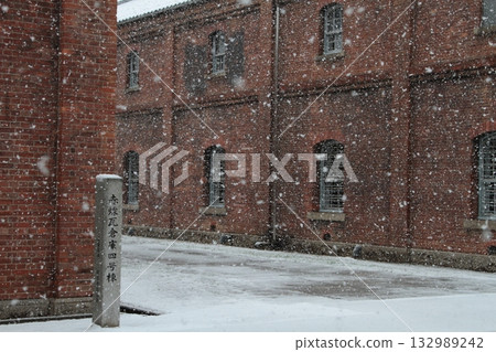 雪中紅磚倉庫 132989242