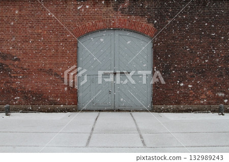 積雪覆蓋的紅磚倉庫門 積雪覆蓋的紅磚倉庫門 132989243