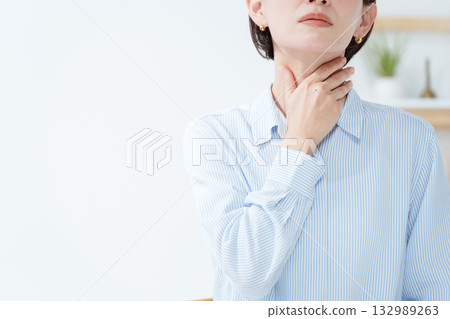 A woman with a sore throat 132989263