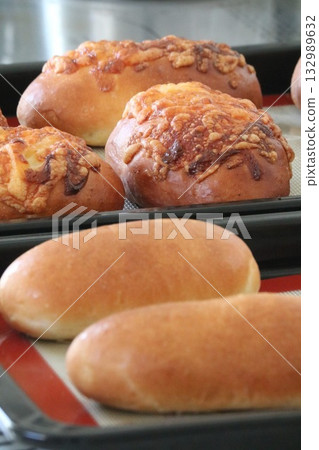 新鮮出爐的麵包 132989632
