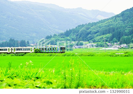 Tono in summer: Kamaishi Line and trains seen from the rice paddy area 132990031