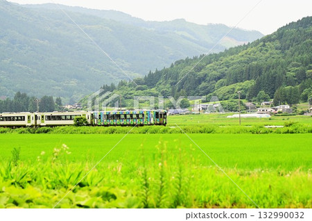 夏天的遠野：從稻田看到的釜石線和列車 132990032