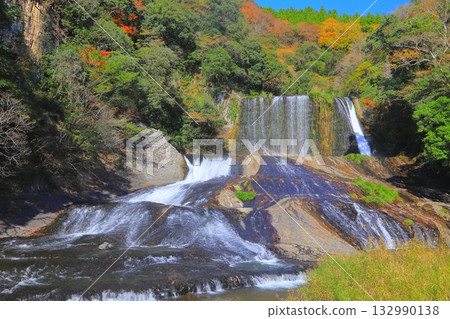 Ryumon Falls in autumn (Kokonoe Town, Oita Prefecture) Ryumon Falls in autumn (Kokonoe Town, Oita Prefecture) 132990138