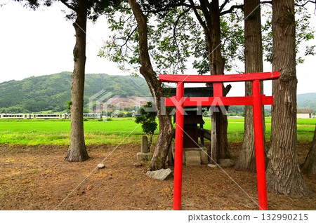 夏季的遠野:釜石線與小神社 夏季的遠野:釜石線與小神社 132990215
