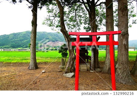 夏季的遠野:釜石線與小神社 夏季的遠野:釜石線與小神社 132990216