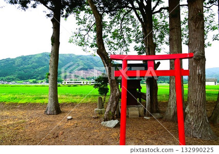 夏季的遠野:釜石線與小神社 夏季的遠野:釜石線與小神社 132990225