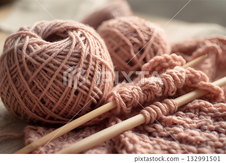 編織－淺紅色毛線和編織針 132991501