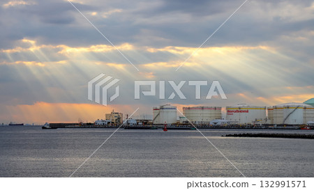 陽光灑落在靜謐的工業海灣景觀上 132991571
