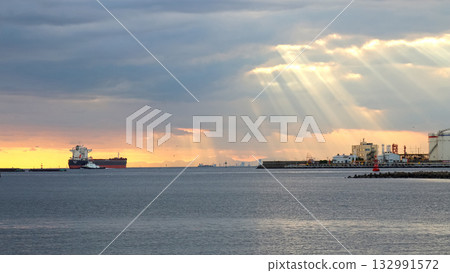 一艘等待啟航的貨船和落日餘暉 132991572