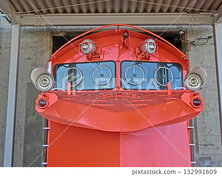 Rotating window in the driver's seat of an old-fashioned Russell car 132991609