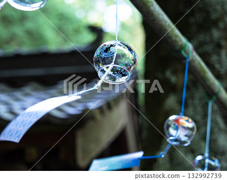 寺廟風鈴在風中搖曳 寺廟風鈴在風中搖曳 132992739