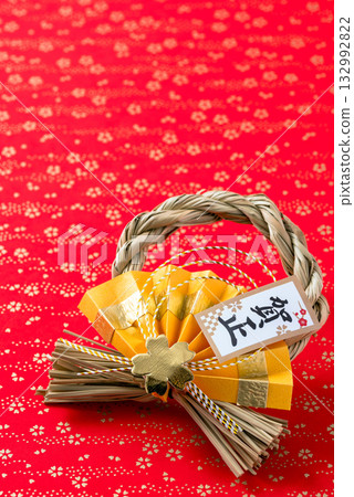 New Year's decorations (red and gold Japanese pattern background) 132992822