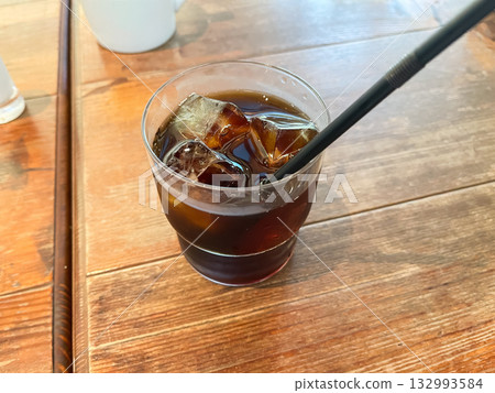 早餐或休息時間喝冰咖啡。 早餐或休息時間喝冰咖啡。 132993584