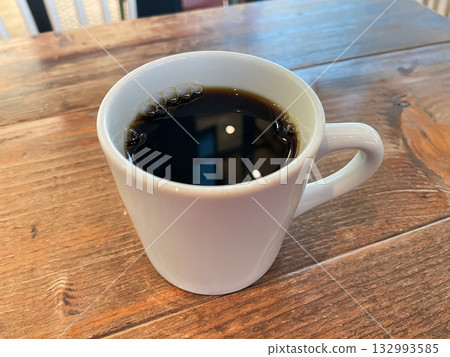 早餐或休息時間可以喝熱咖啡。 早餐或休息時間可以喝熱咖啡。 132993585