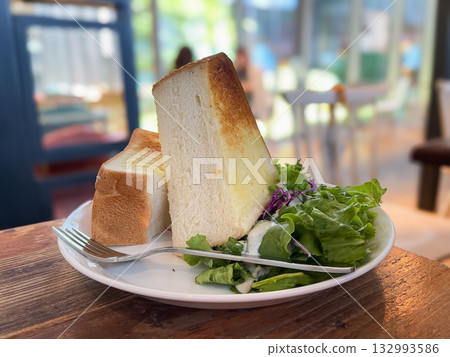早餐是一盤烤厚麵包和沙拉。 132993586
