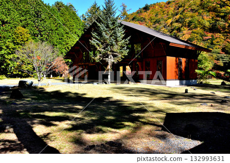 Sawarajima Lodge and autumn leaves Sawarajima Lodge and autumn leaves 132993631