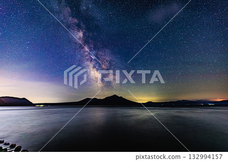 Mount Fuppushi enveloped in a starry sky and the tranquil Lake Shikotsu 132994157