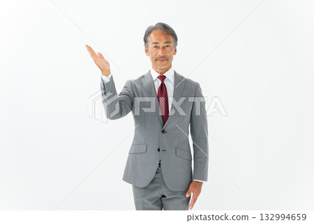 握著他的手的商務老人 132994659