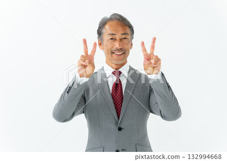 商務高級男性和平 132994668