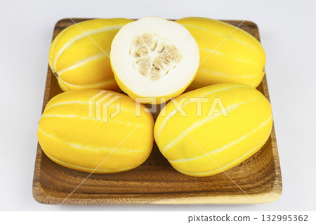 Fresh and delicious Korean melon. 132995362